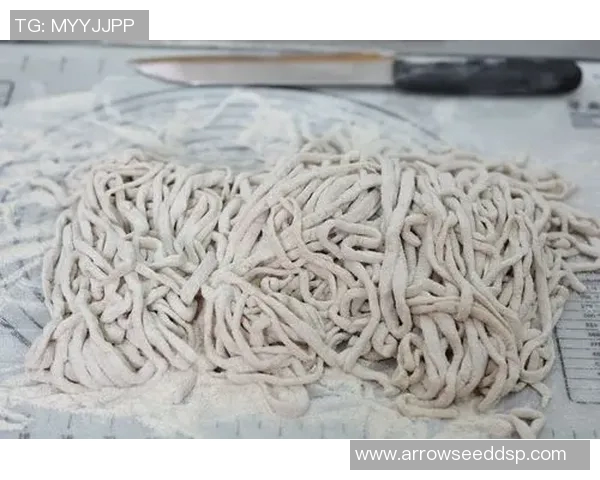 足球明星亲自下厨制作美味面条的精彩瞬间分享