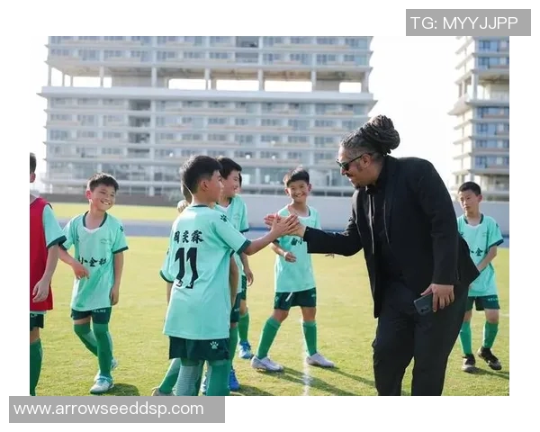 足球明星与中国的友谊之路:哪些球员积极推动中外文化交流